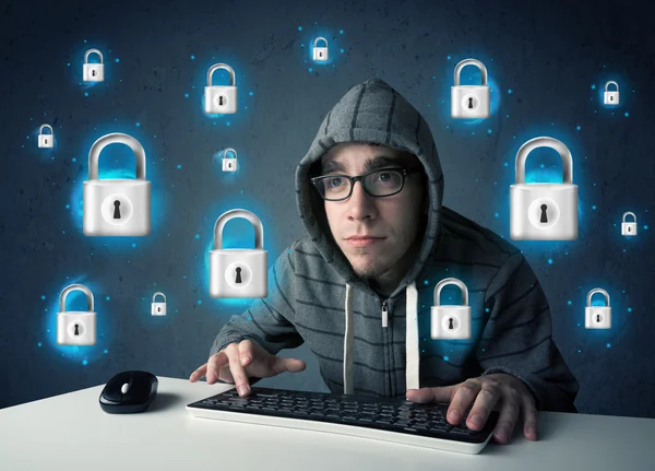 Jovem hacker com símbolos de bloqueio virtual e ícones — Fotografia de Stock