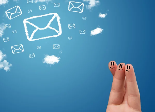 Glada leende fingrar tittar på e-postikoner gjorda av moln — Stockfoto