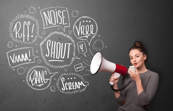 Fille criant dans le mégaphone et les bulles de discours dessinées à la main viennent o — Photo