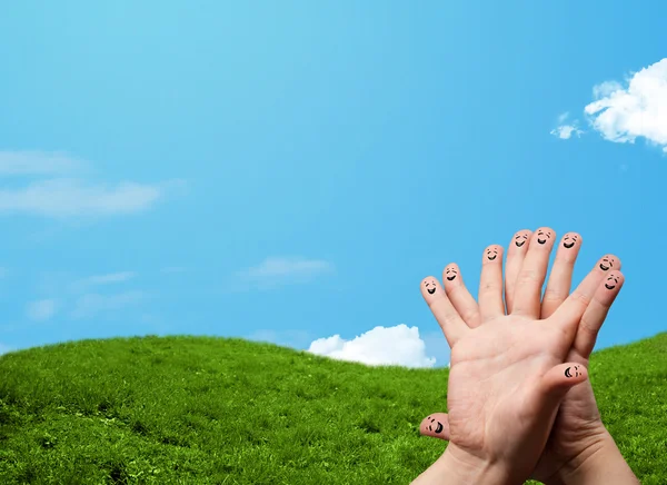 Vrolijke vingerglimlachen met landschap op de achtergrond — Stockfoto