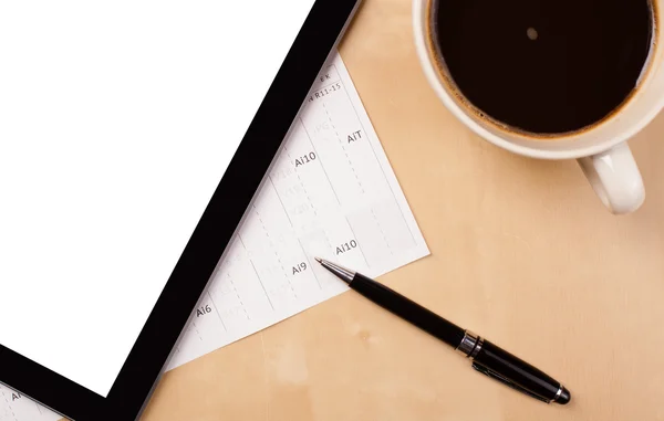 Tablet-PC mit Leerraum und einer Tasse Kaffee auf dem Schreibtisch — Stockfoto