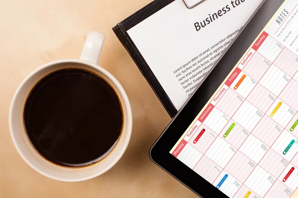 A tábla-pc bemutatás naptár-ra képernyő-val egy csésze kávét, egy d — Stock Fotó