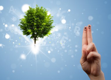 Yeşil sihirli ağaçla gülümseyen mutlu parmaklar