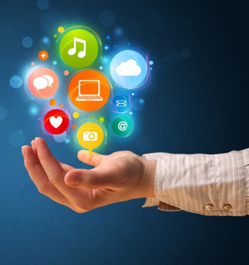 bir kadının elinde Multimedya simgeler