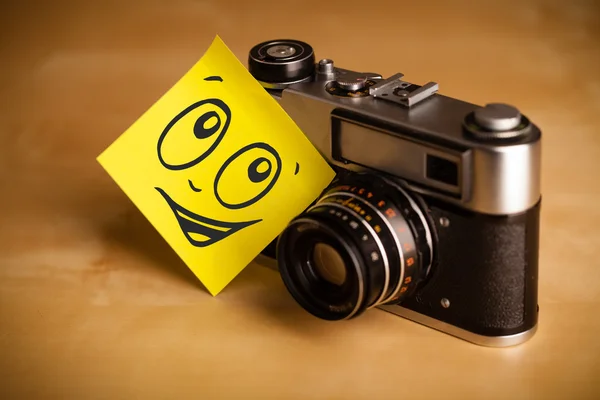 Poznámka: post-it s emotikony nalepený na fotoaparátu — Stock fotografie