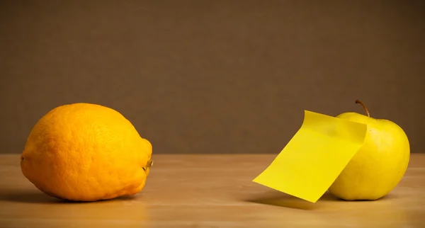 Note post-it vide collée sur les fruits — Photo