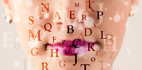 Mooi meisje lippen ademhaling lettertypen en tekens — Stockfoto
