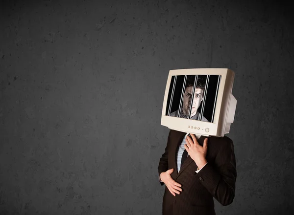 Hombre de negocios con monitor en la cabeza atrapado en un sistema digital — Foto de Stock