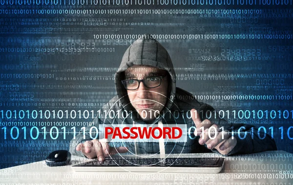 Молодой гик-хакер украл пароль — стоковое фото