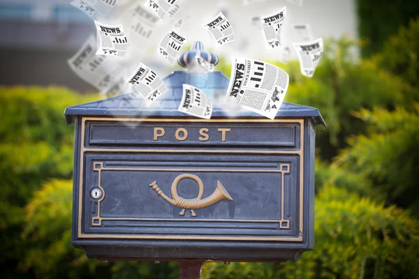Postbus met dagbladen die vliegen — Stockfoto