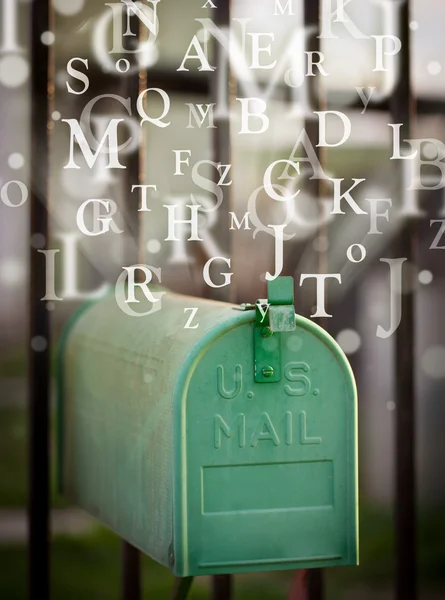 Postbus met uitkomende brieven — Stockfoto