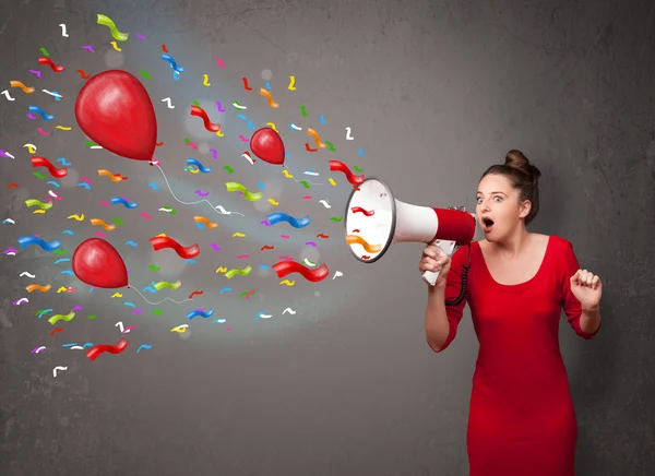 Giovane ragazza divertirsi, gridando in megafono con palloncini — Foto Stock