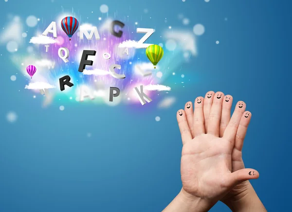 Šťastný obličej prsty při pohledu na barevné kouzelné mraky a míč — Stock fotografie