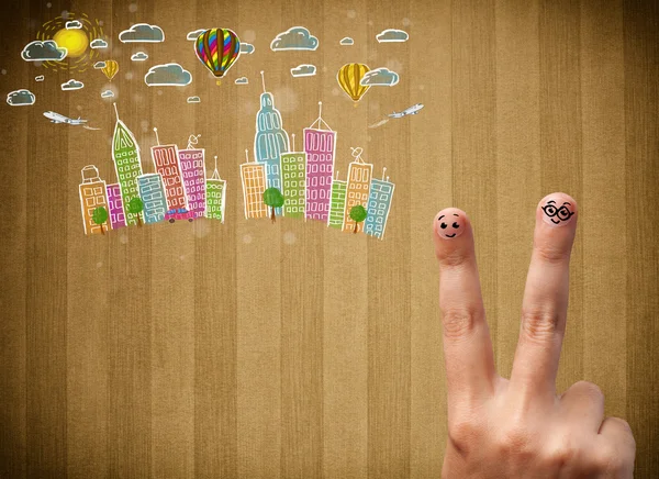 Glückliche Smiley-Finger beim Blick auf buntes, handgemachtes Stadtbild — Stockfoto