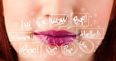 Beyaz baloncuklu güzel kırmızı dudaklar.