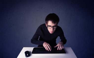 Hacker mavi arkaplanda klavye ile çalışıyor