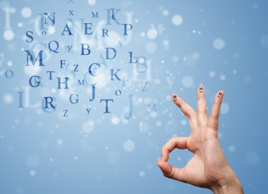 Mutlu gülen parmaklar Bokeh harflerinin karışımına bakıyor.
