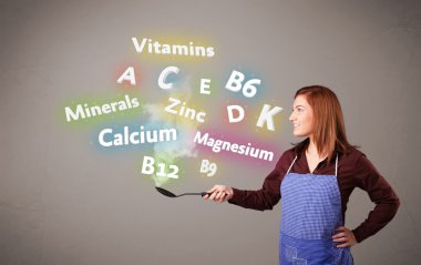 Genç bir kadın vitamin ve mineral pişiriyor.