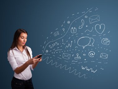 Çeşitli modern teknoloji simgeleriyle akıllı telefonda yazan kız