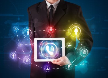 sosyal ağ teknolojisi ile renkli l gösterilen işadamı