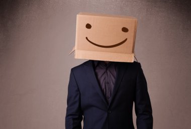 genç adam smiley ile kafasına bir karton kutu ile el hareketi