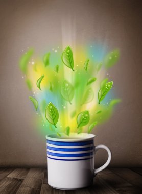 Yapraklı çay fincanı ve renkli soyut ışıklar