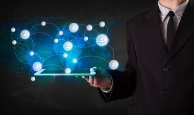 genç bir kişi ile iletişim teknolojisi concep talbet holding