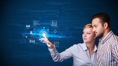 genç iş çift gelecekte web teknolojisi düğmeleri dokunarak ve