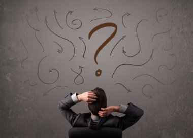 İş adamı soru işareti skecine bakıyor.