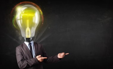 Ampul kafalı bir iş adamı.