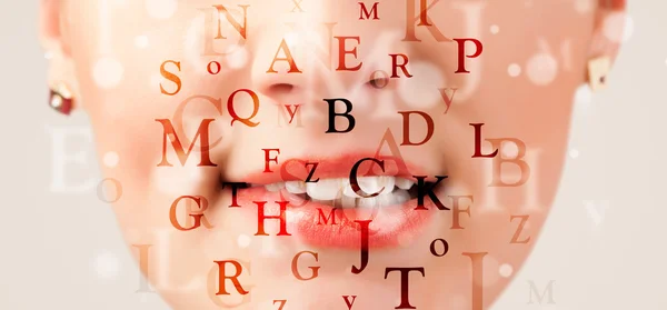 Mooi meisje lippen ademhaling lettertypen en tekens — Stockfoto