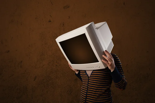 Chica con un monitor en la cabeza y copyspace marrón vacío — Foto de Stock