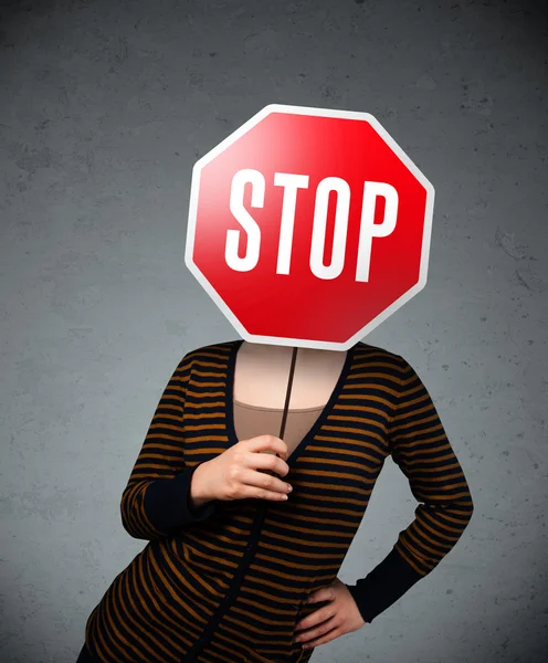 Молода жінка тримає знак зупинки — стокове фото
