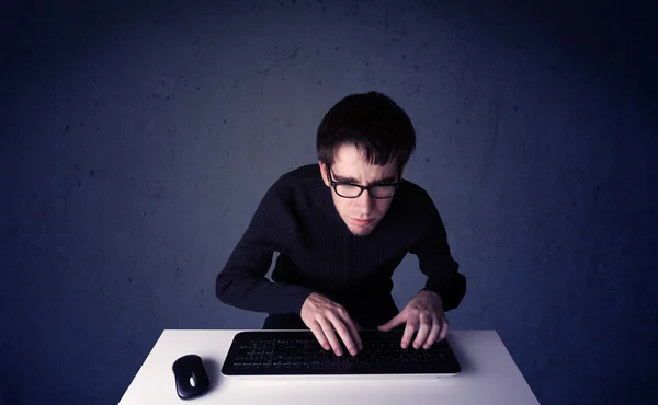 Hacker arbeitet mit Tastatur auf blauem Hintergrund — Stockfoto