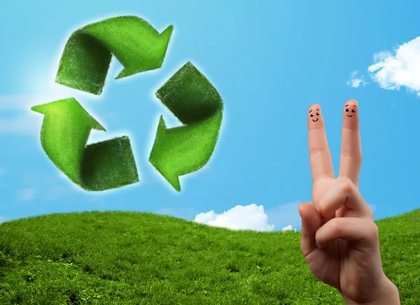Dedos feliz sonriente mirando la hoja verde reciclan signo —  Fotos de Stock