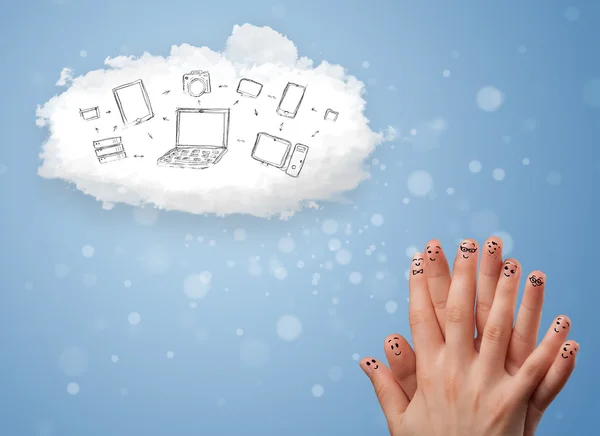 Щасливі усміхнені пальці дивиться на хмарні обчислення з технологіями — стокове фото