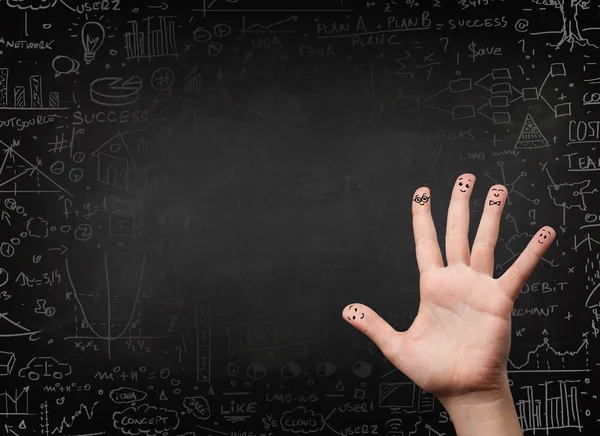 Gelukkig vinger smileys met zwarte schoolbord op achtergrond — Stockfoto