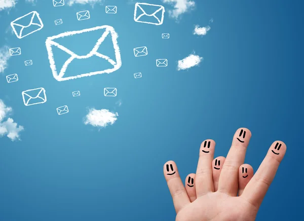 Glückliche Smiley-Finger beim Anblick von Mail-Icons aus Wolken — Stockfoto