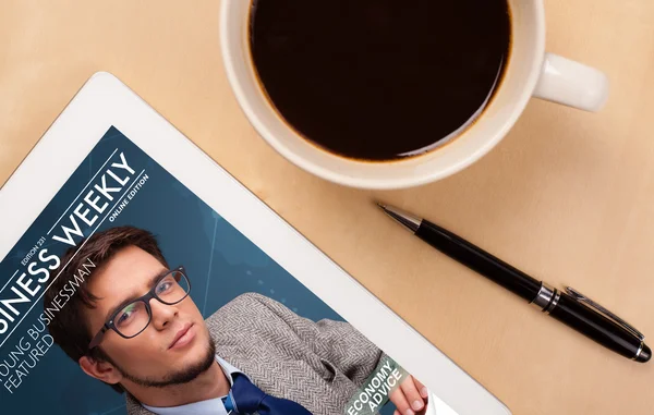태블릿 pc 잡지는 d에 커피 한잔과 함께 화면에 보여주는 — 스톡 사진