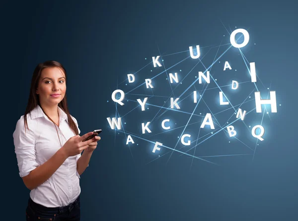 Mujer joven escribiendo en el teléfono inteligente con alta tecnología 3d letras commi — Foto de Stock