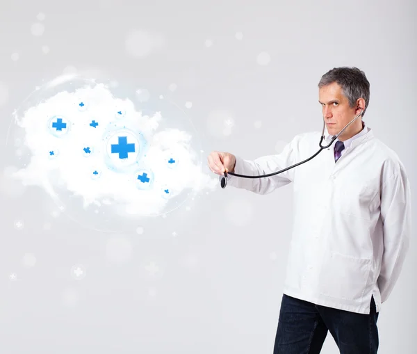 Γιατρός ακούει αφηρημένη σύννεφο με ιατρικά σημάδια — Φωτογραφία Αρχείου