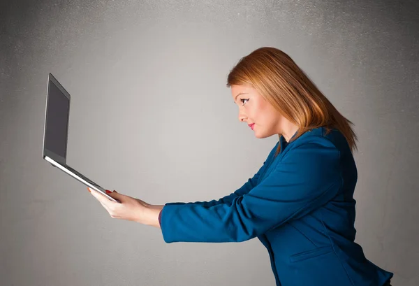 Junge Frau mit modernem Laptop — Stockfoto