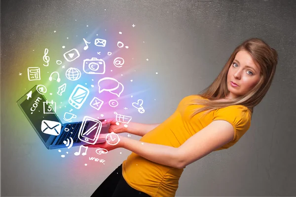 다채로운 손으로 그린 된 멀티미디어 노트북을 들고 젊은 아가씨 — 스톡 사진
