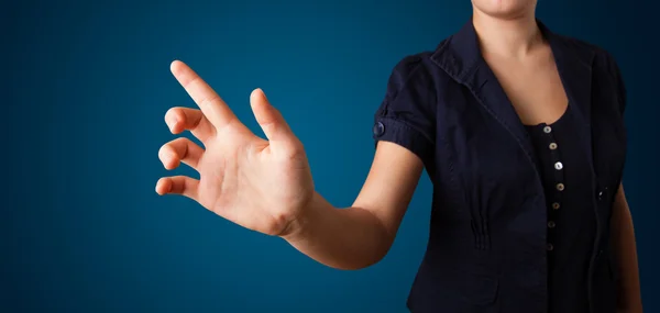 Vrouw drukt op denkbeeldige knop — Stockfoto