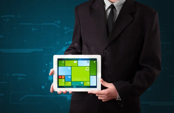 Podnikatel držení tabletu s moderní software operační sy — Stock fotografie