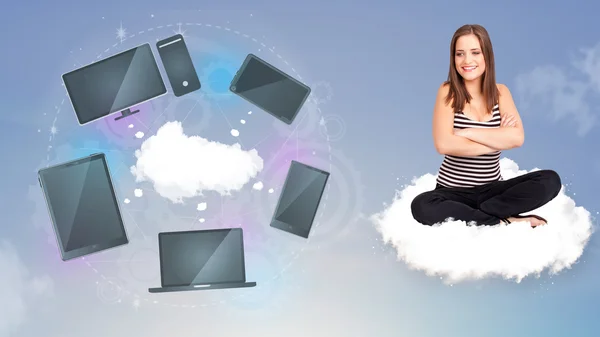 Девушка, сидящая на облаке, наслаждаясь услугой облачной сети — стоковое фото