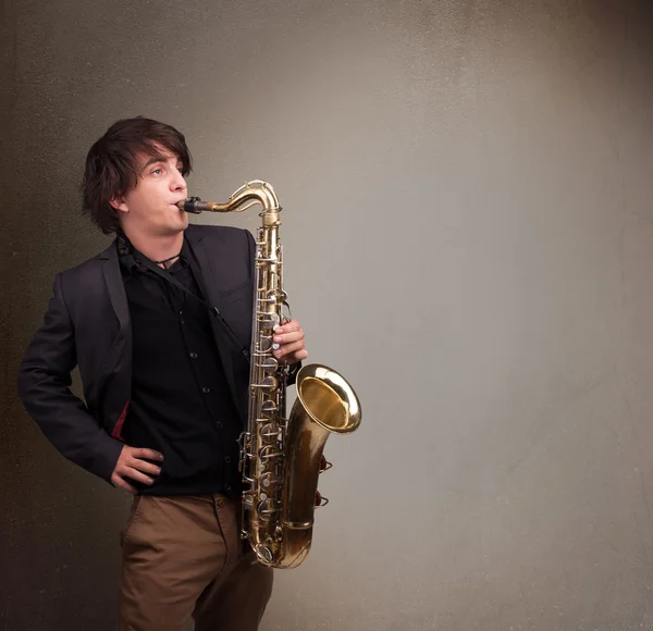 Jeune musicien jouant sur saxophone — Photo