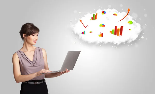 Mulher jovem apresentando nuvem com gráficos e gráficos — Fotografia de Stock