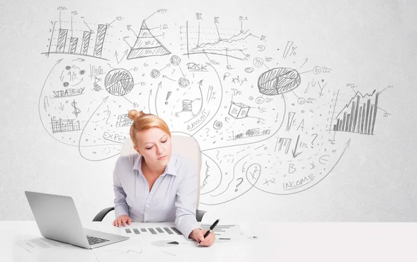 Mujer de negocios en el escritorio con gráficos dibujados a mano —  Fotos de Stock