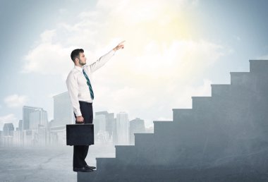 İşadamı beton merdiven konseptine tırmanıyor